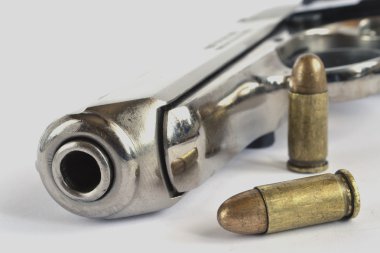 Tabanca ve beyaz arka plan üzerinde mühimmat