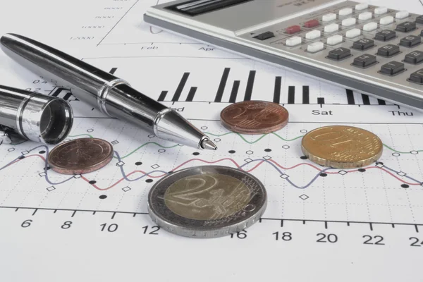 Finanční zázemí s penězi, kalkulačka, graf a pero — Stock fotografie