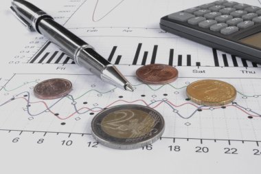 Para, hesap makinesi, cetvel, grafik ve kalem ile finansal arka plan
