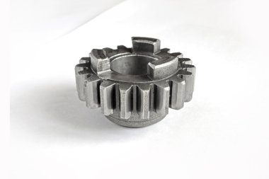 Beyaz zemin üzerinde bir metal dişli