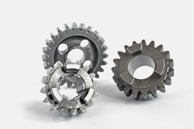 beyaz zemin üzerinde üç metal Dişliler