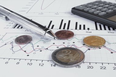 Para, hesap makinesi, grafik ve kalem ile mali geçmiş