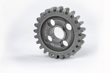 Beyaz zemin üzerinde bir metal dişli