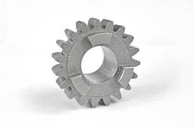 Beyaz zemin üzerinde bir metal dişli