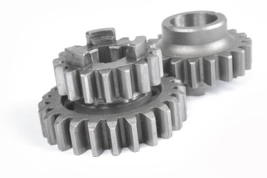 beyaz zemin üzerinde üç metal Dişliler