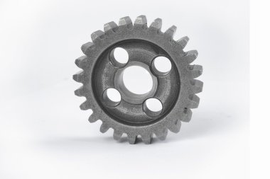 Beyaz zemin üzerinde bir metal dişli