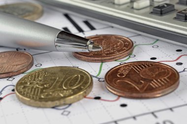 Para, hesap makinesi, grafik ve kalem ile mali geçmiş