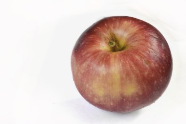 Beyaz arkaplanda kırmızı elma