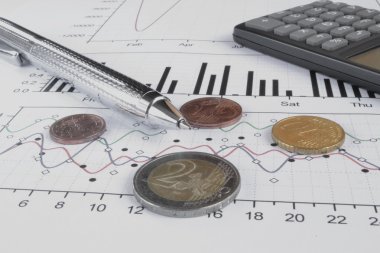 Para, hesap makinesi, grafik ve kalem ile mali geçmiş