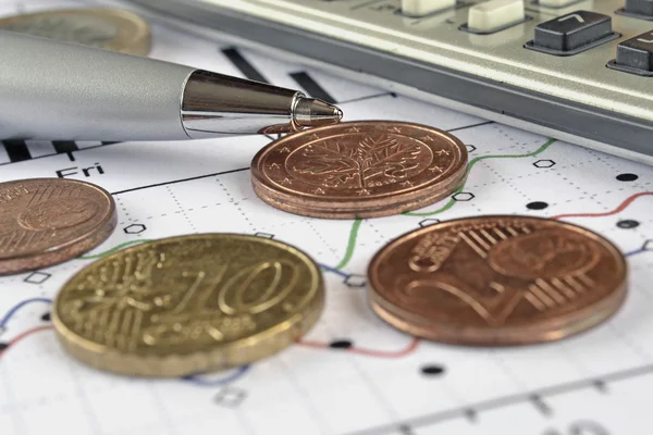 Financiële achtergrond met geld, rekenmachine, grafiek en pen — Stockfoto