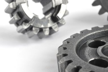 beyaz zemin üzerinde üç metal Dişliler