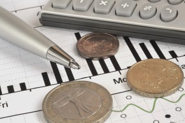 Para, hesap makinesi, grafik ve kalem ile mali geçmiş