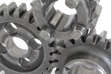 beyaz zemin üzerinde üç metal Dişliler