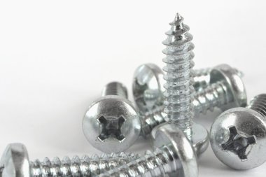 Beyaz arkaplanda vidalar