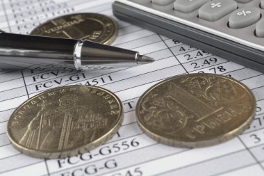 Tablo, kalem ve hesap makinesi ile iş arka