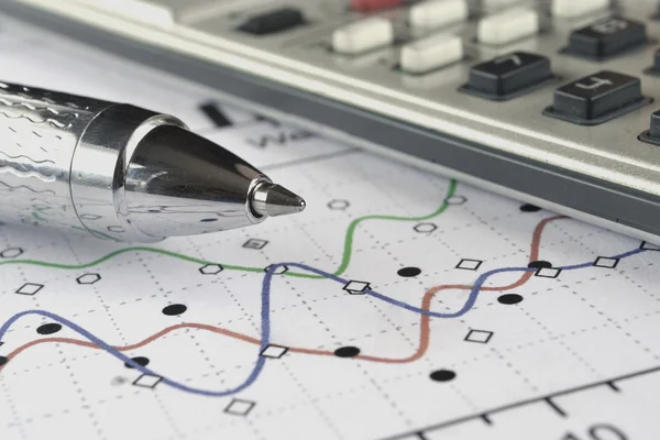 Fundo de negócios com gráfico, caneta e calculadora — Fotografia de Stock