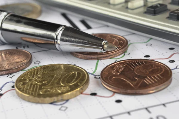 Finansiell bakgrund med pengar, räknare, diagram och penna — Stockfoto
