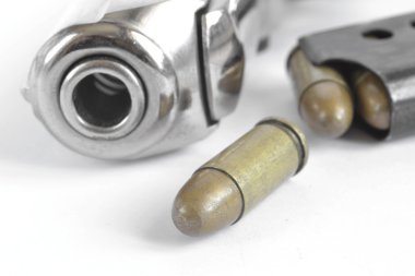 Tabanca ve beyaz arka plan üzerinde mühimmat