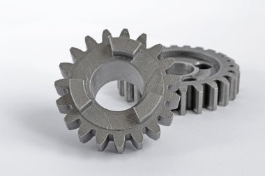 beyaz zemin üzerine iki metal Dişliler