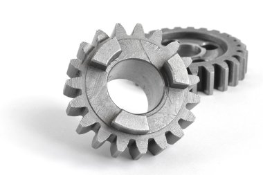 beyaz zemin üzerine iki metal Dişliler