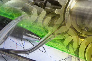 Posta tabelaları, grafik ve haritalı iş kolajı.