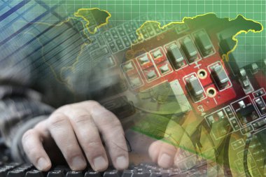 Eller, klavye ve harita ile soyut bilgisayar arkaplanı.