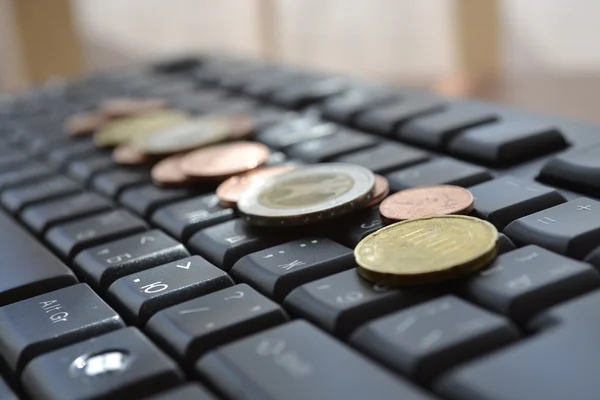 Coins on the keyboard — Stock Photo, Image