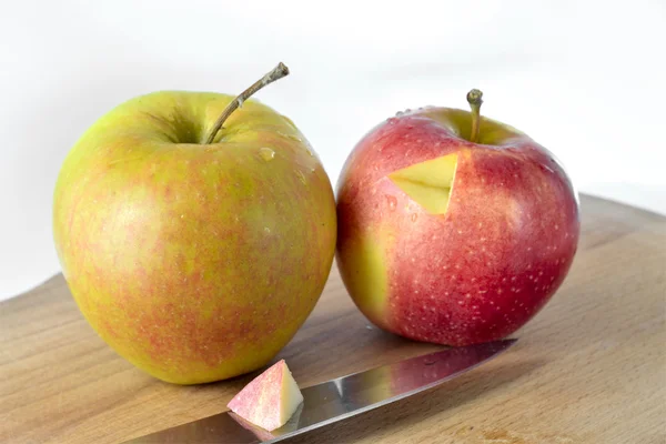 Manzanas en el escritorio — Foto de Stock