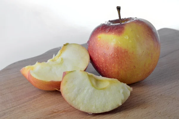 Manzanas sobre blanco — Foto de Stock