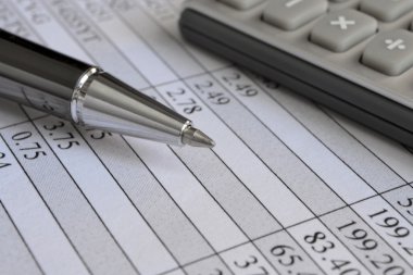 Tablo, cetvel, kalem ve hesap makineli iş arkaplanı