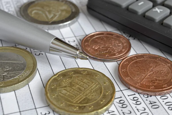 Finanzielle Hintergründe mit Geld, Taschenrechner, Tisch und Stift — Stockfoto