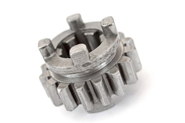 Beyaz arka plan üzerinde tek metal dişli