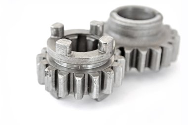 beyaz zemin üzerine iki metal Dişliler