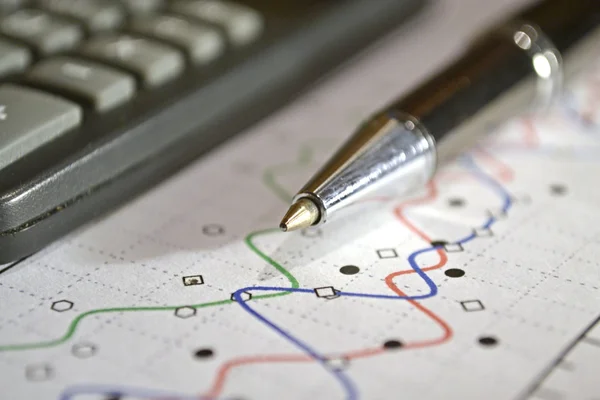 Geschäftshintergrund mit Graph, Stift und Taschenrechner — Stockfoto