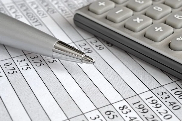 Fundo de negócios com mesa, caneta e calculadora — Fotografia de Stock