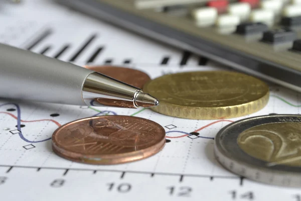 Финансовый фон с деньгами, калькулятор, график и ручка — стоковое фото