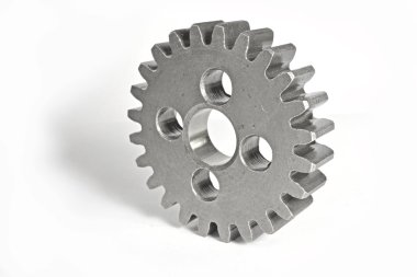 Beyaz arka plan üzerinde tek metal dişli