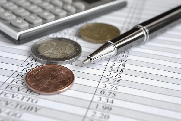 Finanční zázemí s penězi, kalkulačku, tabulky a pera — Stock fotografie