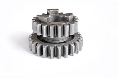 beyaz zemin üzerine iki metal Dişliler