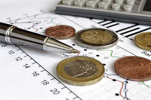 Tło finansowe z pieniędzmi, kalkulatorem, wykresem i długopisem — Zdjęcie stockowe
