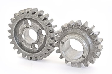 beyaz zemin üzerine iki metal Dişliler