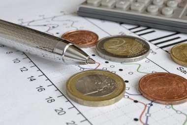 Para, hesap makinesi, grafik ve kalem ile mali geçmiş