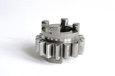 Beyaz arka plan üzerinde tek metal dişli