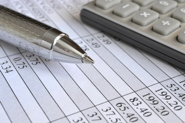 Zakelijke achtergrond met tafel, pen en rekenmachine — Stockfoto