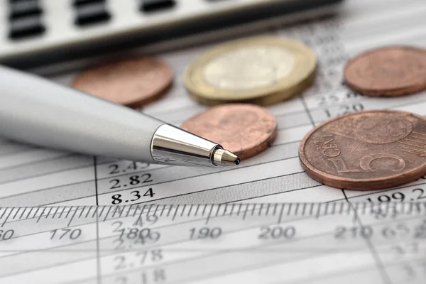 ペン テーブル、電卓、お金と金融の背景 — ストック写真