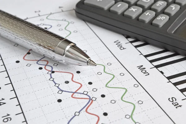 Geschäftshintergrund mit Graph, Stift und Taschenrechner — Stockfoto