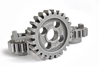 beyaz zemin üzerinde üç metal Dişliler