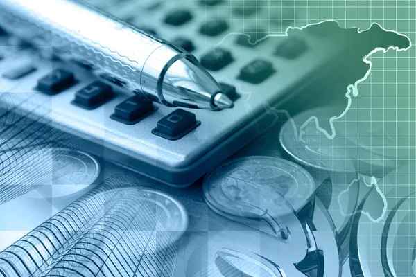 Financiële achtergrond met geld, rekenmachine, kaart, gebouwen en pen — Stockfoto
