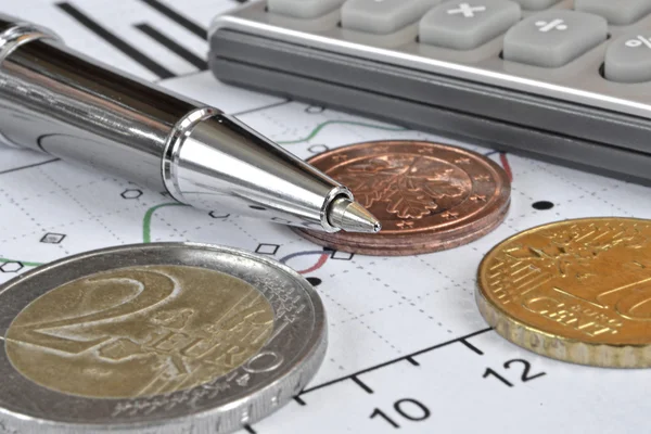 Finanzielle Hintergründe mit Geld, Taschenrechner, Grafik und Stift — Stockfoto