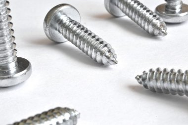 Beyaz arkaplanda vidalar